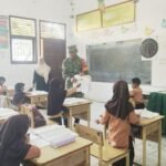 Babinsa Koramil 02/Sukakarya Tanamkan Wawasan Kebangsaan Lewat Pelajaran Bahasa Indonesia di SDN 2 Sabang