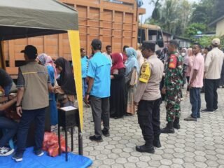 Pasar Murah Hadir di Aneuk Laot, Babinsa Koramil 02/Sukakarya Pastikan Kegiatan Berjalan Tertib dan Lancar