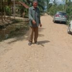 Akibat jalan Gampong belum di Aspal Warga paya Demam empat menghirup Debu jalanan .