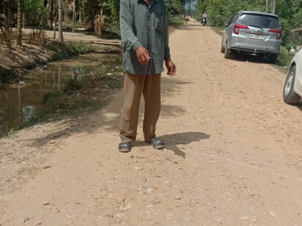 Akibat jalan Gampong belum di Aspal Warga paya Demam empat menghirup Debu jalanan .