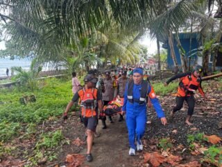 Personel Polsek Pulau Makian Bantu Evakuasi Penumpang Kapal K.M Intim Teratai