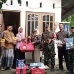 Babinsa Koramil 02/Sukakarya Dampingi Penyaluran Bansos Korban Bencana di Gampong Krueng Raya