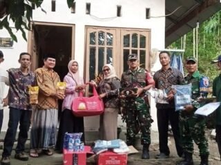 Babinsa Koramil 02/Sukakarya Dampingi Penyaluran Bansos Korban Bencana di Gampong Krueng Raya