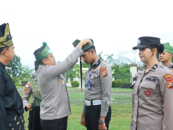 Launching Serentak Program Kapolda Riau, Personel Polres Kepulauan Meranti Kenakan Tanjak dan Selempang Setiap Jumat