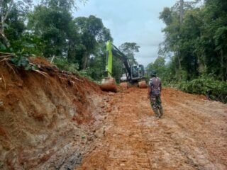 Ramadhan Tak Hentikan Satgas TMMD Ke-127 Kodim 0116/Nagan Raya Bangun Infrastruktur Desa