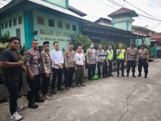 Bakti Religi Polsek Bekasi Barat Bersih-bersih di Masjid Asy Syuhada Kranji