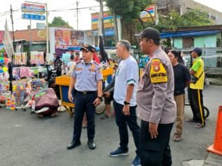 Jaga Kenyamanan Ramadan, Polsek Bekasi Selatan Hadir di Tengah Keramaian Pasar Tumpah