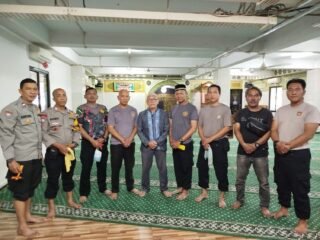 Polsek Pondok Gede Gelar Korve Bersih-Bersih Masjid Al-Hafidz