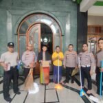 Polsek Bantar gebang Gelar Program BANG JASRI, Bersihkan Masjid Jami Al-Ittihad Bantargebang