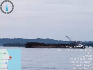 Kayu di Tongkang Asabay 103 Diduga Ilegal, Warga Desak Aparat Segera Bertindak