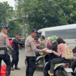 Brimob Polda Metro Jaya Berbagi Takjil, Pengguna Jalan di Ciputat Sambut Hangat