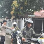 Berbagi Berkah Ramadhan, Polsek Bekasi Barat Bagikan Takjil Kepada Warga