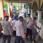 Ditpolairud PMJ Bersih-Bersih Masjid di Penjaringan, Dukung Gerakan Indonesia Asri