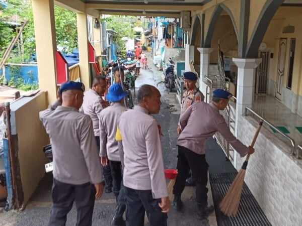 Ditpolairud PMJ Bersih-Bersih Masjid di Penjaringan, Dukung Gerakan Indonesia Asri