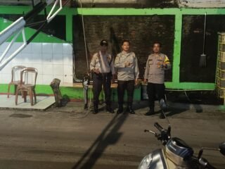 Bhabinkamtibmas Polsek Rawa Lumbu Sambangi Pos Satkamling Antisipasi Perang Sarung