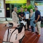 Kapolsek Dan Kanit Reskrim Polsek Jatisampurna Serahkan Sepeda Motor Kepada Pemilik