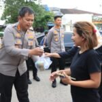 Ramadhan Peduli "Kapolres Berbagi Takjil Untuk Berbuka Puasa Warga Medansatria"