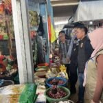 Tim Satgas Pangan Sidak Pasar Cekkeng Bulukumba Memastkan Harga Sembako Stabil