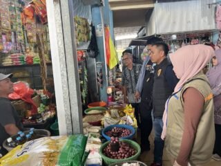Tim Satgas Pangan Sidak Pasar Cekkeng Bulukumba Memastkan Harga Sembako Stabil