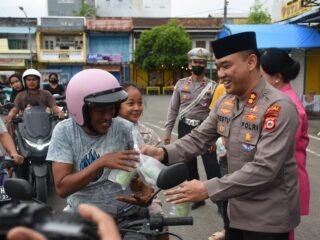 Takjil di Bundaran Pinisi untuk Dibagikan Gratis oleh Kapolres Bulukumba Borong Semua