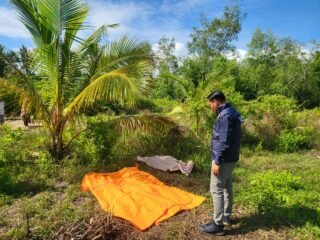 Warga digegerkan Ditemukan jasad Seorang pria paruh baya Diarea persemakan kini sudah DiEvakuasi oleh polsek tebing tinggi .
