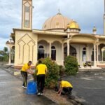 Polres Kepulauan Meranti Serentak Dengan Jajaran Laksanakan Gerakan Indonesia Asri Bersihkan Masjid