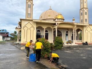 Polres Kepulauan Meranti Serentak Dengan Jajaran Laksanakan Gerakan Indonesia Asri Bersihkan Masjid