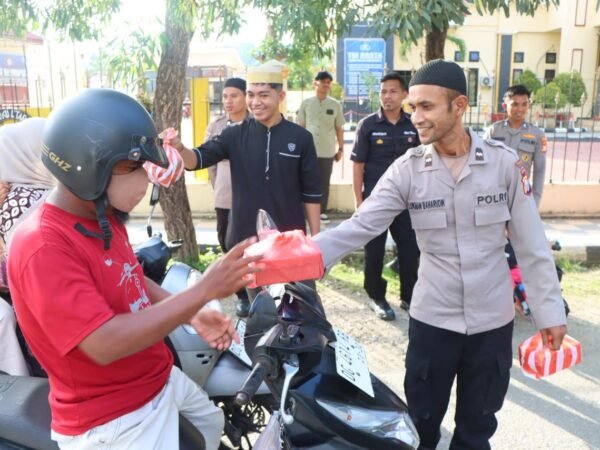 Senyum Warga Sula Terima Takjil dari Pak Polisi dan Abang Ojek*