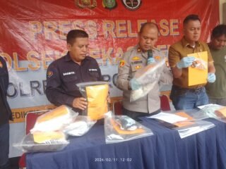 Polsek Bekasi Selatan Bertindak Cepat Setelah Mendapat Laporan Infomasi Masyarakat Tentang Penemuan Bayi Di Apartemen Mutiara Bekasi