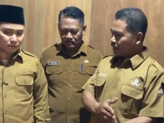 Gus Bupati Menjenguk Lansia yang Hidup Seorang Diri di Desa Tanjungkenongo