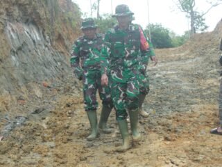 Cuaca yang yang tidak menentu Tak surutkan Dansatgas cek Lokasi Fisik TMMD ke 127 kodim 0116 Nagan Raya