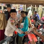 Polres Kepulauan Meranti Berbagi takjil Ramadhan kepada masyarakat penyemberangan Kempang dan Sampaikan Layanan 110