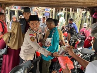 Polres Kepulauan Meranti Berbagi takjil Ramadhan kepada masyarakat penyemberangan Kempang dan Sampaikan Layanan 110