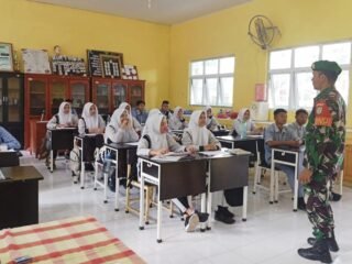 Tanamkan Jiwa Nasionalisme, Babinsa Gampong Aneuk Laot Berikan Wawasan Kebangsaan di Sekolah