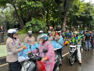 Jumat Peduli Polda Metro Jaya: 350 Paket Sembako Disalurkan ke Driver Ojol Dan PHL