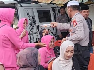 Ibu Ibu Bhayangkari Polsek Gantaran Bagi Bagi Takjil dan Aiptu Arifuddin Sedekah Al _Qur an di Bulan Suci Ramadhan