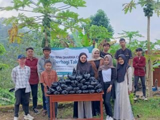 Pusat Kegiatan Belajar Masayarakat ( PKBM) Bina Dharma Cibugeul Berbagi Takjil Ramadhan.