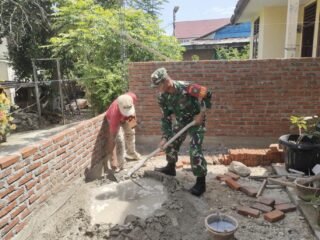 Wujud Kepedulian TNI, Babinsa Koramil 02/Sukakarya Bantu Warga Bangun Rumah di Gampong Kuta Ateuh