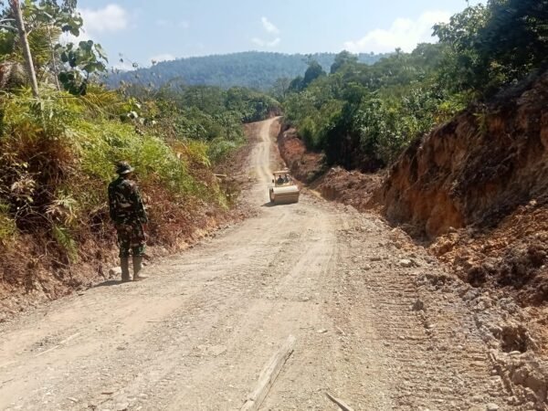 Satgas TMMD ke 127 Kodim 0116 Nagan Raya Datangkan Greder untuk padatkan Pasir