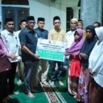 Wakil Bupati Nagan Raya Raja Sayang Serahkan Zakat Kepada Fakir Miskin Sumber Zakat: Baitul Mal Pengkab Nagan Raya