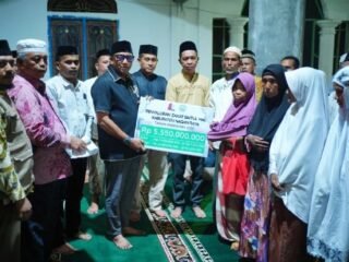 Wakil Bupati Nagan Raya Raja Sayang Serahkan Zakat Kepada Fakir Miskin Sumber Zakat: Baitul Mal Pengkab Nagan Raya
