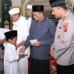 Safari Ramadhan dan Peringatan Nuzulul Qur’an di Masjid Jami’ Praya, Pemprov NTB Serahkan Bantuan Rp1 Miliar