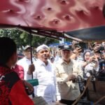 Kurangi Kemacetan Jalur Mudik Garut, Kapolres Garut Dampingi Gubernur Jabar Dedi Mulyadi Beri Kompensasi Rp1,4 Jut a untuk Kusir Delman dan Tukang Becak