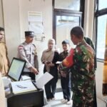 Babinsa Koramil 02/Sukakarya Monitor Penyaluran Dana Anak Yatim di Paya Seunara