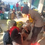 POLSEK KAWASAN PELABUHAN AHMAD YANI BERSAMA PT PELNI DAN PT PELINDO BAGIKAN TAKJIL UNTUK PENUMPANG DI PELABUHAN TERNATE