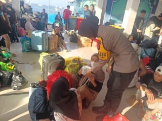 POLSEK KAWASAN PELABUHAN AHMAD YANI BERSAMA PT PELNI DAN PT PELINDO BAGIKAN TAKJIL UNTUK PENUMPANG DI PELABUHAN TERNATE