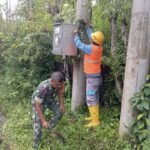 Babinsa Cot Abeuk Dampingi Petugas PLN Lakukan Perawatan Gardu Kelistrikan