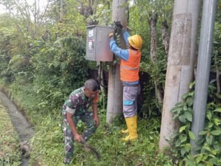 Babinsa Cot Abeuk Dampingi Petugas PLN Lakukan Perawatan Gardu Kelistrikan