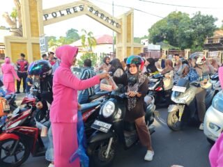 Dipenghujung Ramadhan Tetap Perduli : Polres Sabang Berbagi Takjil Untuk Masyarakat