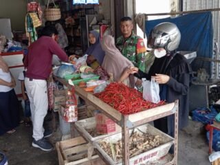 Jelang Idul Fitri, Babinsa Koramil 01/Sukajaya Sukajaya Pantau Aktivitas Jual Beli dan Stabilitas Harga Pangan